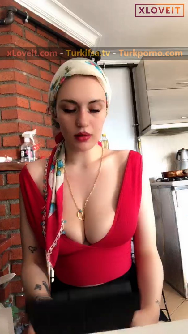 Türbanlı ifşa Lames büyük memeleriyle yayında