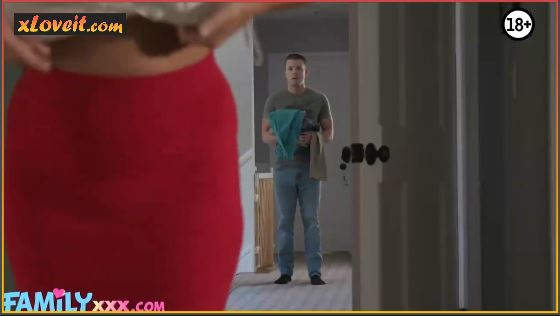 Üvey annesini giyinirken görünce